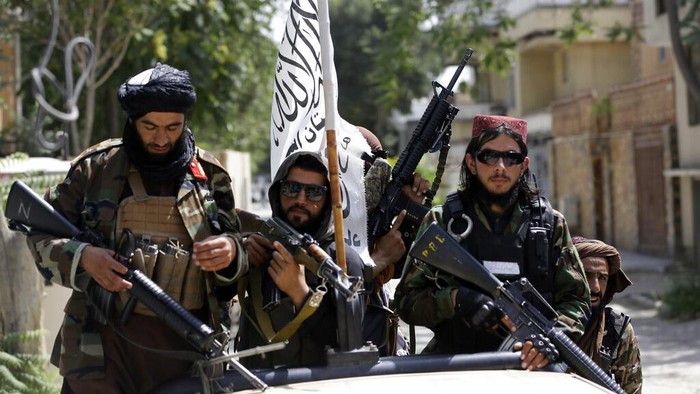 Berhasil Taklukkan Afghanistan Dari Mana Sumber Dana Taliban? Operasi militer yang digencarkan Taliban membutuhkan dana yang tidak sedikit meski tidak diketahui secara pasti besaran dana namun dikutip VOA, Taliban diprediksi mampu menghasilkan US$300 juta hingga US$1,6 miliar per tahunnya.
