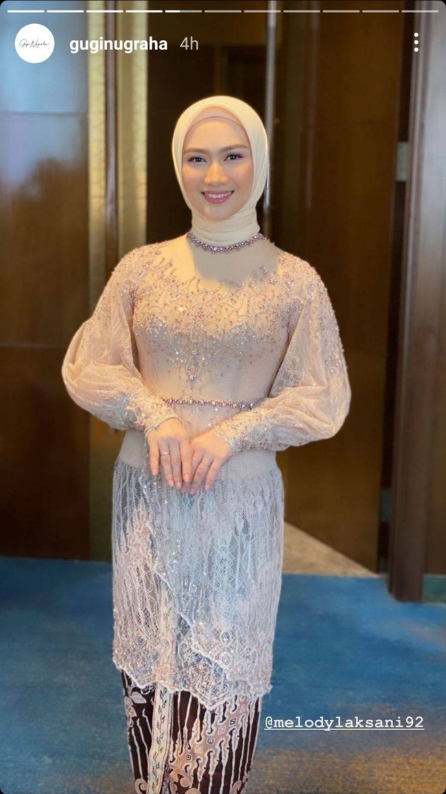 Selanjutnya ada Melody Laksani. Mantan personil JKT 48 itu juga tampak menghadiri acara pernikahan Lesti dan Billar dengan menjadi salah satu bridesmaid. Melody tampak anggun dalam balutan busana seragam bridesmaid berwarna nude yang dipenuhi payet. Pesonanya semakin terpancar dengan hijab berwarna senada dan pulasan makeup minimalis. Foto: Instagram