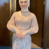 Selanjutnya ada Melody Laksani. Mantan personil JKT 48 itu juga tampak menghadiri acara pernikahan Lesti dan Billar dengan menjadi salah satu bridesmaid. Melody tampak anggun dalam balutan busana seragam bridesmaid berwarna nude yang dipenuhi payet. Pesonanya semakin terpancar dengan hijab berwarna senada dan pulasan makeup minimalis. Foto: Instagram