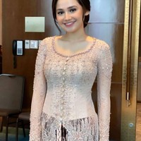 Pesinetron cantik Syifa Hadju juga tampak menghadiri pernikahan Lesti dan Billar. Syifa menjadi salah satu bridesmaid  yang dipilih oleh Lesti dan Billar. Syifa tampil cantik dengan kebaya modern yang memperlihatkan dengan jelas lekuk tubuhnya. Rambutnya telihat rapih tersanggul dan pulasan makeup natural taampak di wajahnya. Foto: Instagram