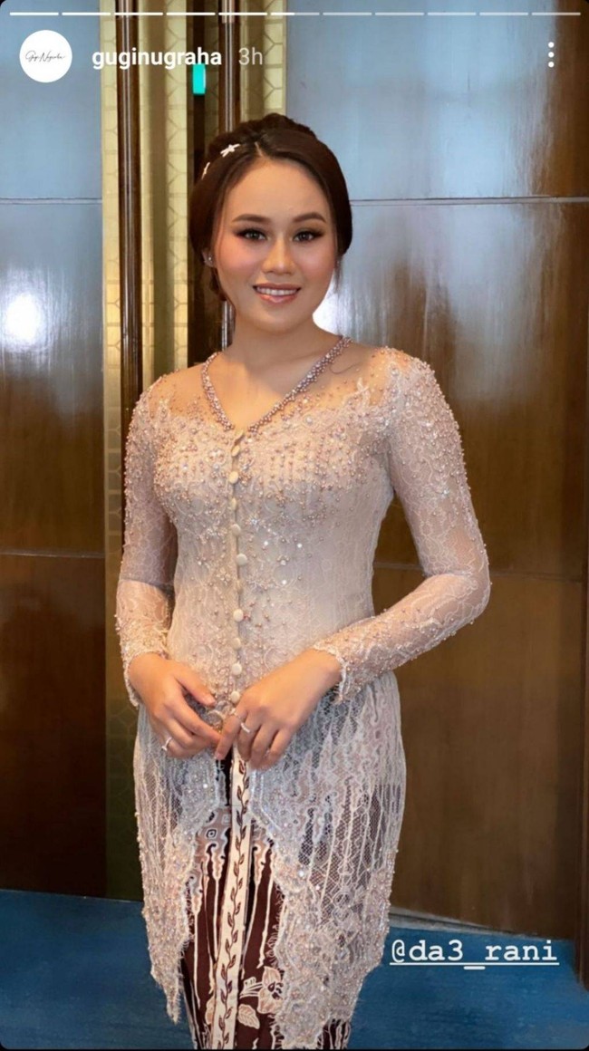 Rani Zamala yang merupakan sahabat Lesti juga tampak hadir menjadi bridesmaid di acara pernikahannya. Rani tampil mempesona dengan kebaya bridesmaid berpayet yang dipadukan dengan bawahan kain batik coklat. Rambutnya juga tampak rapih tersanggul. Foto: Instagram