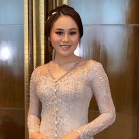 Rani Zamala yang merupakan sahabat Lesti juga tampak hadir menjadi bridesmaid di acara pernikahannya. Rani tampil mempesona dengan kebaya bridesmaid berpayet yang dipadukan dengan bawahan kain batik coklat. Rambutnya juga tampak rapih tersanggul. Foto: Instagram