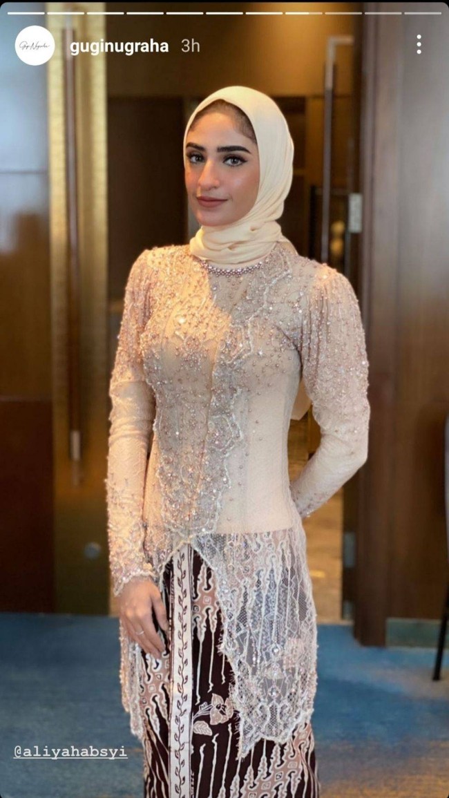 Tak kalah cantik, selebgram sekaligus MUA, Aliya Alhabsyi juga tampak menghadiri pernikahan Lesti dan Billar sebagai bridesmaid. Aliya tampil cantik dengan kebaya berpayet dan hijab berwarna senada. Penampilannya itu tentunya tak kalah mencuri perhatian. Foto: Instagram