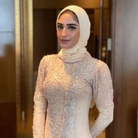 Tak kalah cantik, selebgram sekaligus MUA, Aliya Alhabsyi juga tampak menghadiri pernikahan Lesti dan Billar sebagai bridesmaid. Aliya tampil cantik dengan kebaya berpayet dan hijab berwarna senada. Penampilannya itu tentunya tak kalah mencuri perhatian. Foto: Instagram