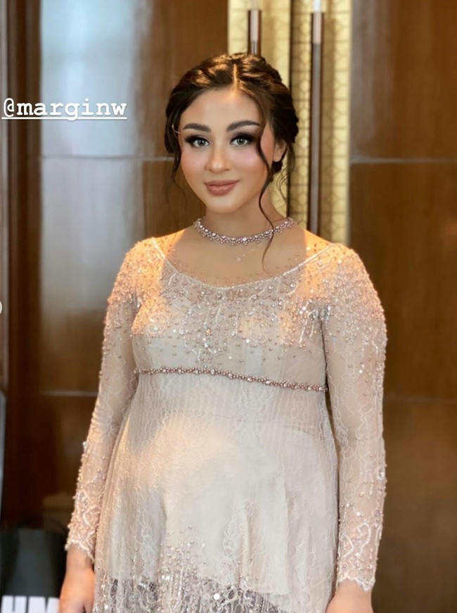 Terakhir ada istri dari Ali Syakieb, Margin Wieheerm. Margin yang tengah hamil tampak cantik menghadiri pernikahan Lesti dan Billar dengan ditemani oleh sang suami. Rambutnya tampak disanggul dengan membiarkan sedikit poni terurai ke depan. Foto: Instagram