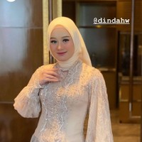 Dipilih menjadi salah satu bridesmaid dari Lesti Kejora, Dinda Hauw tampil cantik dan memukau. Dalam acara pernikahan Lesti dan Billar, Dinda tampak hadir dengan ditemani sang suami, Rey Mbayang. Dengan kebaya nude berpayet bermodel semi tangan balon, ibu satu orang anak itu tampak menawan. Kebaya tersebut dipadukannya dengan hijab berwarna senada dan makeup natural. Foto: Instagram