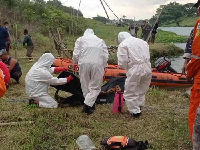Seorang pria di Tulungagung ditemukan tewas di Bendungan Neyama. Korban diduga depresi hingga nekat bunuh diri.