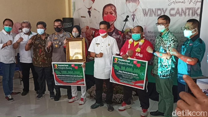 Dadang Supritna serahkan kadeudeuh untuk Windy Cantika