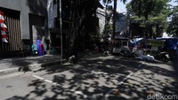 Hanya beberapa PKL yang tetap berjualan di kawasan Melawai.