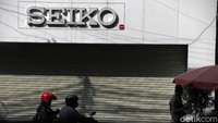 Terdampak hebat kala Corona melanda. Sungguh tak terbantahkan pandemi perlahan mengubah wajah kawasan Melawai Blok M terpuruk.