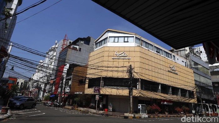 Dulu Ramai, Kini Kawasan Melawai Sepi Saat Dihantam Corona Kawasan Melawai Blok M, Jakarta Selatan, yang dulu ramai kini sepi akibat pandemi Corona. Pertokoan memilih tutup karena sepi pengunjung.