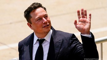 Dalam daftar terkini Bloomberg Billionaires Index, harta Elon Musk saat ini adalah USD 335 miliar atau lebih dari Rp 4.700 triliun. Pada setahun belakangan ini, kekayaan pria kelahiran Afrika Selatan itu sudah bertambah ratusan miliar dolar. Foto: DW (SoftNews)