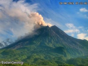 Merapi Muntahkan Awan Panas, BPBD Magelang: Hujan Abu di 10 Desa