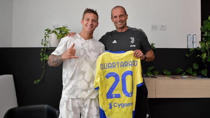 Fabio Quartararo dan pelatih Juventus, Massimiliano Allegri, di markas latihan Bianconeri, Turin, Kamis 19 Agustus 2021.