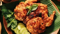 Ayam bekakak selalu jadi menu favorit di restoran Sunda. Dijamin puas menyantapnya. Ayam kampung utuh dibumbui lengkap dengan lalapannya. Racik sendiri dengan resep berikut ini. Foto: iStock