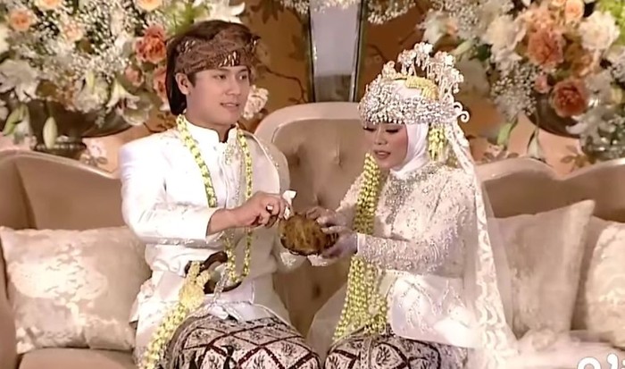 Lesti dan Rizky Billar Adu Tarik Ayam Bekakak, Ini Filosofinya Dalam Adat Sunda