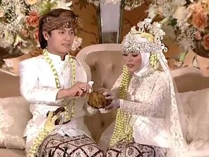 Lesti dan Rizky Billar Adu Tarik Ayam Bekakak, Ini Filosofinya Dalam Adat Sunda