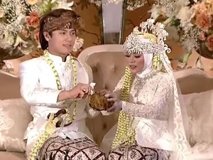 Lesti dan Rizky Billar Adu Tarik Ayam Bekakak, Ini Filosofinya Dalam Adat Sunda