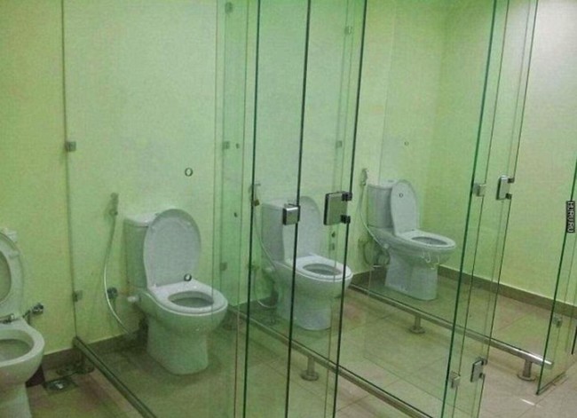 Kalau pembatas toiletnya terbuat dari kaca kayak gini sih kayaknya sama saja seperti nggak pakai pembatas. Sungguh membingungkan desain toilet yang satu ini. Foto: 1cak.com