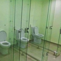 Kalau pembatas toiletnya terbuat dari kaca kayak gini sih kayaknya sama saja seperti nggak pakai pembatas. Sungguh membingungkan desain toilet yang satu ini. Foto: 1cak.com