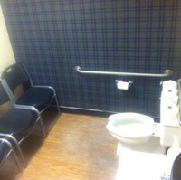 Ini konsep toiletnya bagaimana sih? Kalau pakai toilet kayak gini jadi merasa kayak sambil dilihatin ya.. Ada yang mau coba nggak? Foto: bouncymustard.com