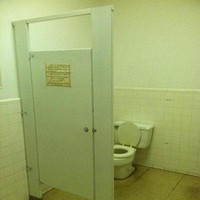 Kalau dilihat dari depan sih tampak normal dan tidak ada yang salah. Tapi tunggu sampai kamu melihat bagian sampingnya. Kalau bagian sampingnya terbuka seperti ini, kira-kira guna pintu di bagian depannya apa ya? Foto: bouncymustard.com