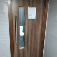 Baiknya kalau pilih pintu toilet yang lebih hati-hati deh. Kalau pintunya kayak gini jadi mikir dua kali kan kalau mau pakai toiletnya.. Foto: bouncymustard.com