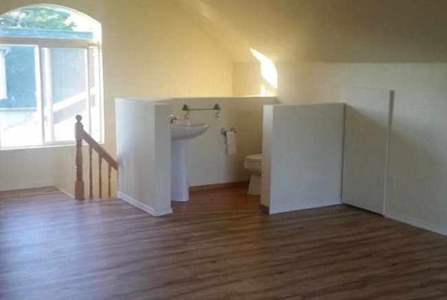 Desain toilet anti mainstream nih buat di rumah. Bisa dicoba bagi yang ingin toilet rumahnya lebih ekstrim dan nggak biasa. Dijamin, tamu jadi mikir dua kali buat pakai toiletnya. Foto: bouncymustard.com