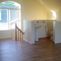 Desain toilet anti mainstream nih buat di rumah. Bisa dicoba bagi yang ingin toilet rumahnya lebih ekstrim dan nggak biasa. Dijamin, tamu jadi mikir dua kali buat pakai toiletnya. Foto: bouncymustard.com