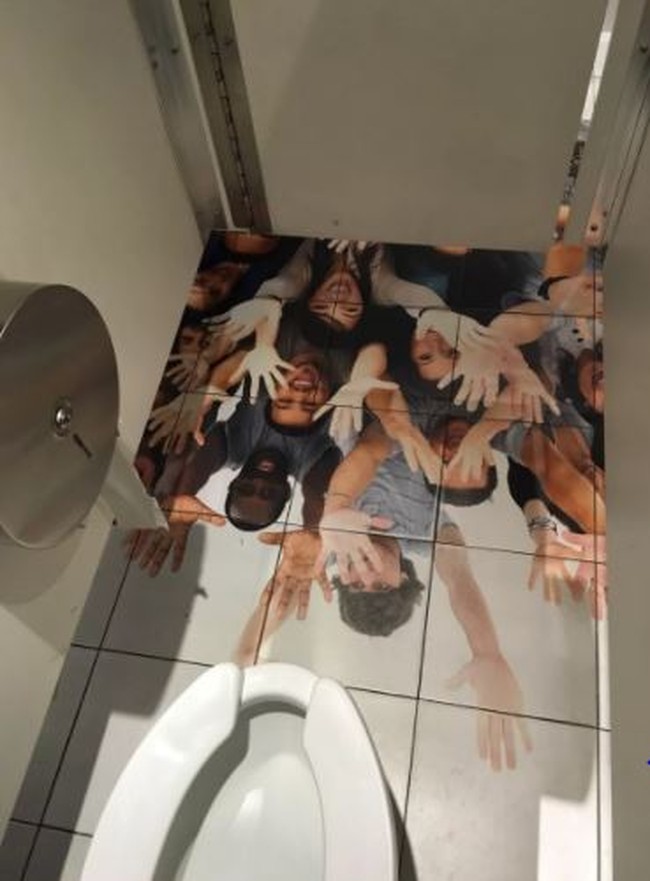 Entah apa tujuan pembuatnya mendesain lantai toilet seperti ini. Bisa bikin yang memakai toiletnya jadi merasa nggak nyaman nih. Pernah menemukan toilet yang seperti ini? Foto: liveabout.com