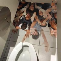 Entah apa tujuan pembuatnya mendesain lantai toilet seperti ini. Bisa bikin yang memakai toiletnya jadi merasa nggak nyaman nih. Pernah menemukan toilet yang seperti ini? Foto: liveabout.com