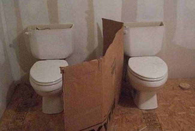 Iyasih ada penyekatnya, tapi kalau penyekatnya hanya terbuat dari kardus seperti ini sih tetap saja masih bisa lihat-lihatan sama yang sebelah. Foto: liveabout.com