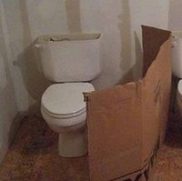 Iyasih ada penyekatnya, tapi kalau penyekatnya hanya terbuat dari kardus seperti ini sih tetap saja masih bisa lihat-lihatan sama yang sebelah. Foto: liveabout.com