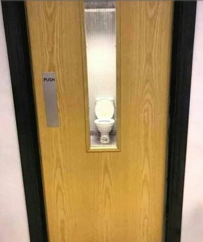 Pintu toilet yang sungguh berfaedah nih kalau gini. Memudahkan bagi yang mau mengintip. Kalau kamu disuruh pakai toilet umum yang seperti ini, kamu mau nggak? Foto: 1cak.com