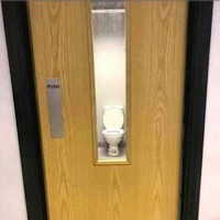 Pintu toilet yang sungguh berfaedah nih kalau gini. Memudahkan bagi yang mau mengintip. Kalau kamu disuruh pakai toilet umum yang seperti ini, kamu mau nggak? Foto: 1cak.com