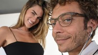 Dikabarkan Francesca tengah hamil anak Valentino Rossi. Ini diumumkan melalui akun media sosial mereka masing-masing. Dalam foto terlihat pebalap Petronas Yamaha SRT imenggunakan pakaian ala dokter sembari menempelkan stetoskop di perut kekasihnya, Francesca Sofia Novello. Foto: Instagram Francesca Sofia Novello