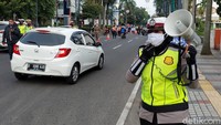 Dody mengungkapkan kebijakan ganjil genap ini diberlakukan pagi Pukul 08-10.00 WIB dan sore dari Pukul 16.00-18.00 WIB.   