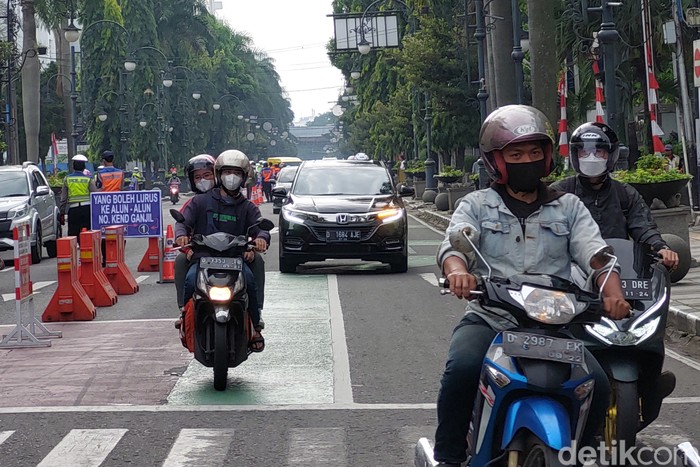 Aturan Ganjil genap untuk kendaraan pribadi di dua ruas jalan, yakni Jalan Asia Afrika dan Ir H Djuanda, Kota Bandung kembali diberlakukan. Masih banyak pengendara yang kebingungan melintas di jalur yang diberlakukan ganjil genap tersebut.