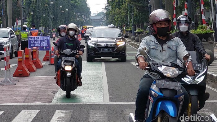 Aturan Ganjil genap untuk kendaraan pribadi di dua ruas jalan, yakni Jalan Asia Afrika dan Ir H Djuanda, Kota Bandung kembali diberlakukan. Masih banyak pengendara yang kebingungan melintas di jalur yang diberlakukan ganjil genap tersebut.