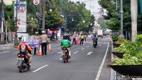 Kendaraan yang salah mengambil jalur, seperti kendaraan dengan plat nomor ganjil masuk ke lajur kendaraan dengan plat nomor genap diarahkan ke lajur yang seharusnya atau ke Jalan Tamblong.  