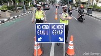 Pantauan detikcom, Jumat (20/8/2021)m petugas gabungan Satlantas Polrestabes Bandung dan Dishub Kota Bandung melakukan pengaturan arus lalu lintas di Jalan Asia Afrika.