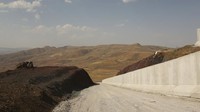 Pemasangan tembok pembatas itu sebagai antisipasi gelombang migran baru yang potensial dari Afghanistan.  Presiden Turki Recep Tayyip Erdogan memperingatkan bahwa negaranya tidak akan menjadi gudang pengungsi Eropa.  (AP/Emrah Gurel)