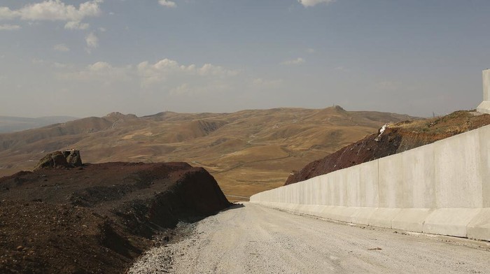 Halau Pengungsi Afghanistan, Turki Bangun Tembok Pembatas A security wall being erected along the frontier between Turkey and Iran, in Van Province, eastern Turkey, Thursday, Aug. 19, 2021. Faced with a potential new wave of migrants from Afghanistan, Turkish President Recep Tayyip Erdogan called on European nations on Thursday to shoulder the responsibility for Afghans fleeing a Taliban onslaught and warned that his country won't become Europe's