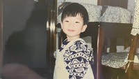 Tampak dari foto-foto masa kecilnya, Hwang In Yeop punya senyum dan tatapan mata yang masih tetap sama hingga kini. (Foto: dok. Instagram Hwang In Yeop) 