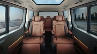 Kabin Hyundai Staria menawarkan ruang yang sangat lapang, dengan pilar-pilar kaca yang besar dan panoramic roof di baris kedua. Foto: Dok. Hyundai Motors Indonesia (HMID)