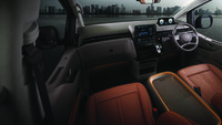 Di sisi kursi pengemudi memiliki tampilan mewah berkat adanya TFT LCD Instrument Cluster berukuran 10,25 inci, layar sentuh 8 inci dengan Radio AM/FM, streaming audio Bluetooth, layar sentuh fascia tengah, dan tombol transmisi Shift-by-Wire. Foto: Dok. Hyundai Motors Indonesia (HMID)