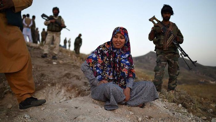 Salima Mazari, salah satu dari gubernur perempuan di Afghanistan dilaporkan ditangkap Taliban. Belum ada informasi terkait keberadaan Salima Mazari.