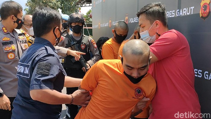 Polisi menangkap F alias Ibro (22), pemuda yang membunuh seorang tukang las asal Garut, Ahmad (28). Ibro terpaksa didor polisi lantaran melawan saat ditangkap.