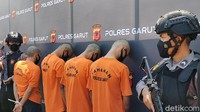 Kini Ibro diamankan di Mapolres Garut.