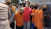 Usai dibekuk, Ibro dihadirkan dalam rilis bersama sejumlah pelaku kejahatan lainnya.